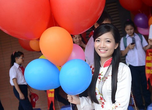 Ngắm 3 cô giáo nổi tiếng vì quá xinh - ảnh 1