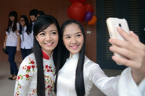 Ngắm 3 cô giáo nổi tiếng vì quá xinh - ảnh 2