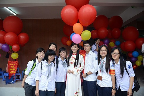 Ngắm 3 cô giáo nổi tiếng vì quá xinh - ảnh 3