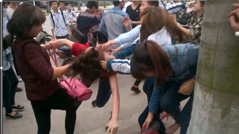 2 nhóm nữ sinh đánh nhau: Một đối tượng nghi chứa ma túy đá - ảnh 1