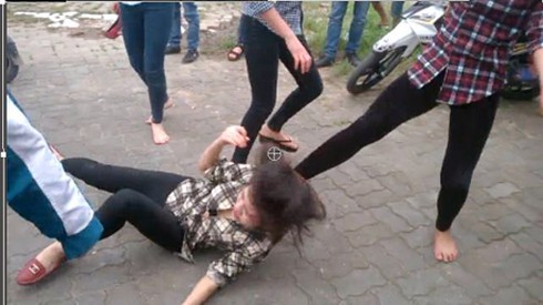 2 nhóm nữ sinh đánh nhau: Một đối tượng nghi chứa ma túy đá - ảnh 2