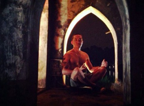 Clip nam thanh niên bơi ra tháp rùa gây tranh cãi - ảnh 1