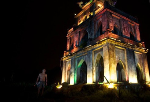 Clip nam thanh niên bơi ra tháp rùa gây tranh cãi - ảnh 2