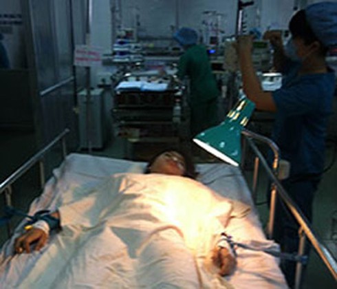 Nghe mẹ gọi, bé 13 tuổi nuốt bàn chải vào bụng - ảnh 1