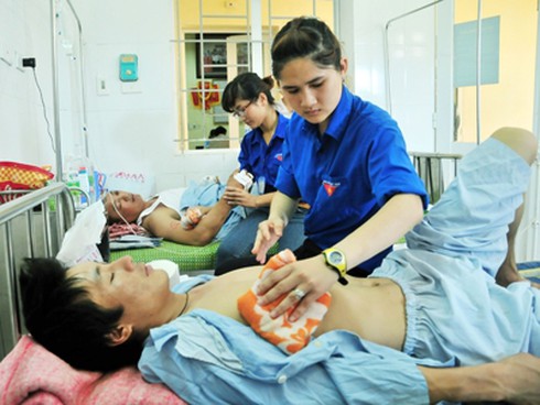 Hình ảnh đẹp: SV tình nguyện chăm sóc công nhân Trung Quốc - ảnh 1