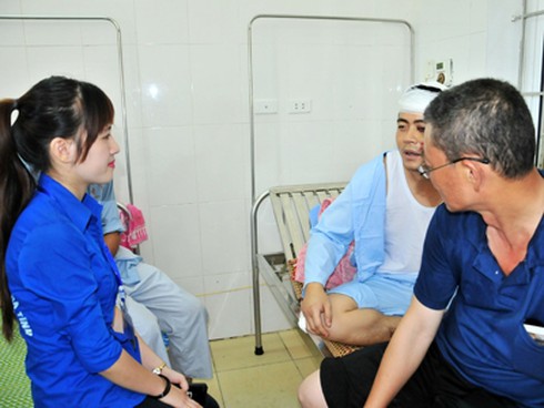 Hình ảnh đẹp: SV tình nguyện chăm sóc công nhân Trung Quốc - ảnh 2