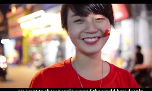 Yêu hòa bình, cô gái trẻ cầm biển xin được ôm - ảnh 1