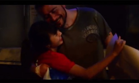 Yêu hòa bình, cô gái trẻ cầm biển xin được ôm - ảnh 2