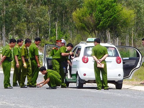Lái xe taxi lao xe chèn qua người trung úy công an - ảnh 1