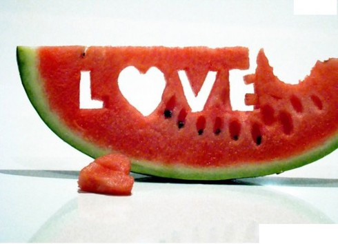 Ăn dưa hấu: Nam giới tha hồ thể hiện bản lĩnh - ảnh 1