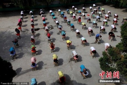 Tránh đuối nước: Trường bắt HS nhúng đầu vào nước để thử cảm giác - ảnh 4