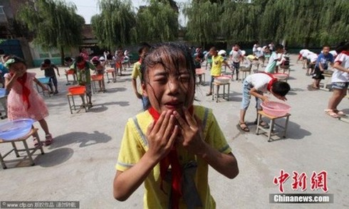 Tránh đuối nước: Trường bắt HS nhúng đầu vào nước để thử cảm giác - ảnh 2