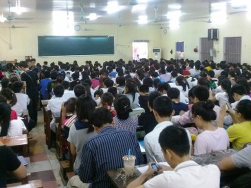 Đến lò luyện thi một lúc 700 thí sinh “luyện tủ” - ảnh 1