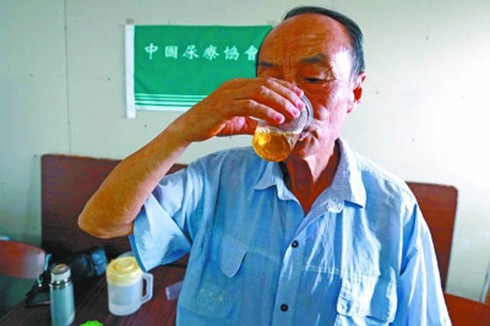 Cơn sốt uống nước tiểu để có sức khỏe tốt - ảnh 1