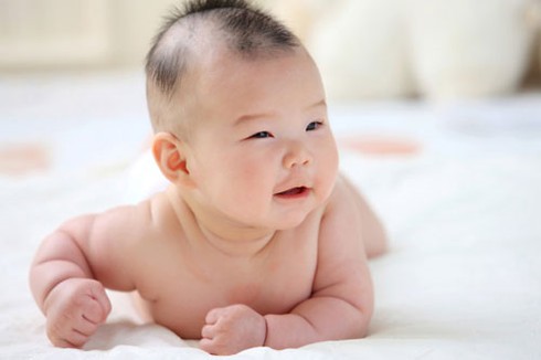 Vì sao không nên cạo trọc đầu cho trẻ? - ảnh 1