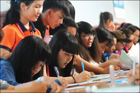 Tân sinh viên choáng với các khoản phí đầu năm - ảnh 1