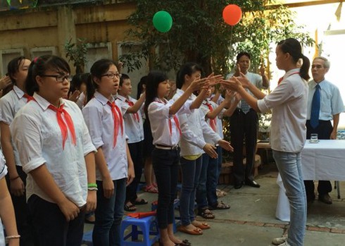 Lễ khai giảng trong lặng im: Em vẽ chữ S đặt lên trái tim mình - ảnh 1