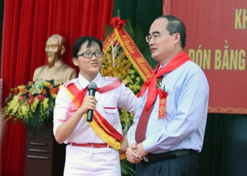 GS Nguyễn Thiện Nhân bất ngờ với nữ sinh lớp 9 - ảnh 1