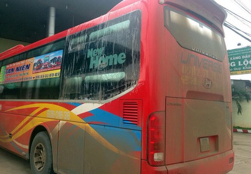 Xe khách bị ném đá trên quốc lộ 14, hành khách nhập viện - ảnh 2