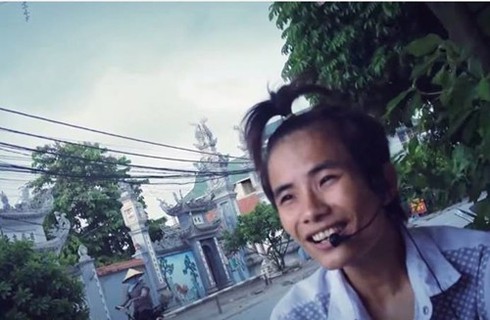 Những nam thanh niên nổi tiếng vì... xuất