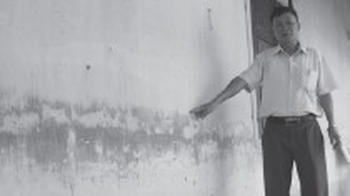 Thiếu tiền, 300 học sinh học bên miệng 'Hà Bá' - ảnh 1