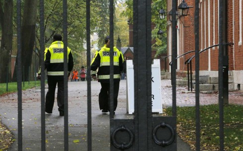 Hàng trăm sinh viên châu Á theo học tại Đại học Harvard ‘bị dọa giết’ - ảnh 1