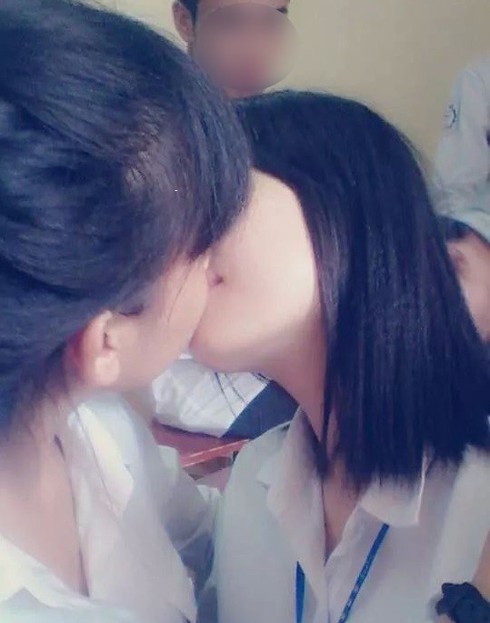 Bức ảnh khóa môi của 2 nữ sinh trong lớp: Trò đùa quá lố? - ảnh 1