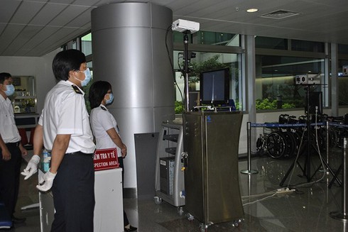 Hành khách về từ vùng dịch Ebola uống thuốc hạ sốt để nhập cảnh - ảnh 1