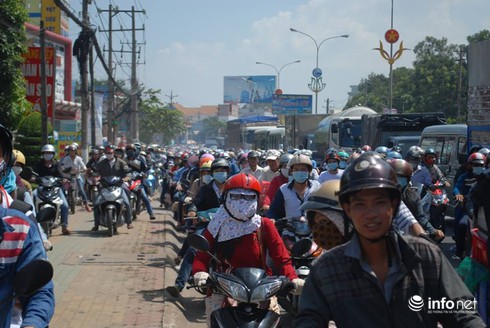 Mọi con đường đổ về Khu du lịch Đại Nam đều... kẹt cứng - ảnh 2