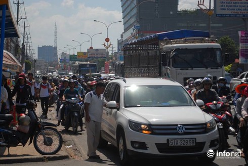 Mọi con đường đổ về Khu du lịch Đại Nam đều... kẹt cứng - ảnh 12