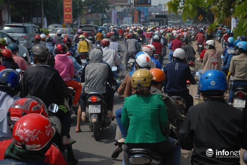 Mọi con đường đổ về Khu du lịch Đại Nam đều... kẹt cứng - ảnh 11