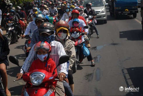 Mọi con đường đổ về Khu du lịch Đại Nam đều... kẹt cứng - ảnh 10