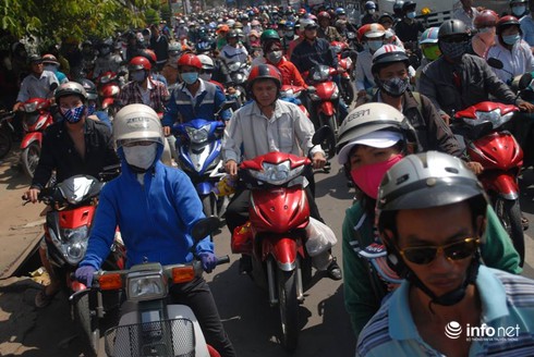 Mọi con đường đổ về Khu du lịch Đại Nam đều... kẹt cứng - ảnh 9