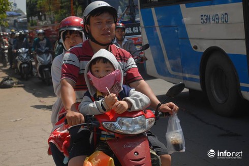 Mọi con đường đổ về Khu du lịch Đại Nam đều... kẹt cứng - ảnh 7