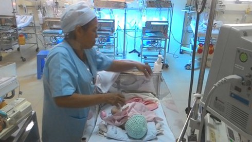 Bé sơ sinh văng khỏi bụng mẹ sắp xuất viện - ảnh 1