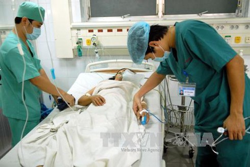 Điều trực thăng cứu người bị sinh vật lạ tấn công - ảnh 1