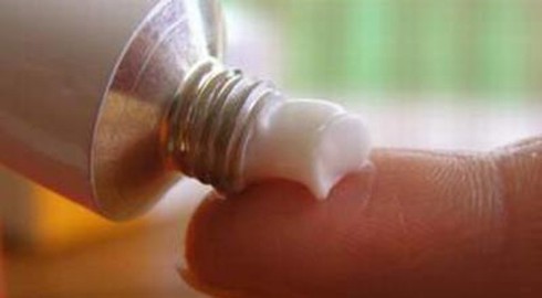 Lạm dụng thuốc chứa corticoid, trẻ bị hoại tử ngón tay - ảnh 1