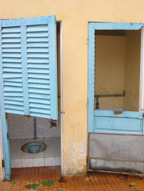 Nhà vệ sinh ở trường: Dơ, hôi đến hãi hùng - ảnh 1