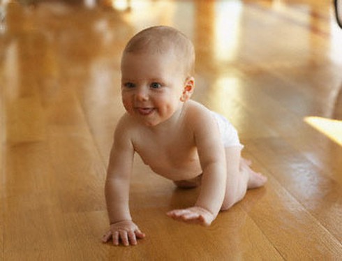 Vì sao trẻ sinh mùa đông - xuân biết bò sớm? - ảnh 1