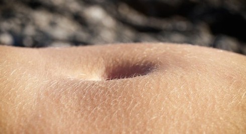 Sai lầm khi tắm không vệ sinh vùng rốn - ảnh 1