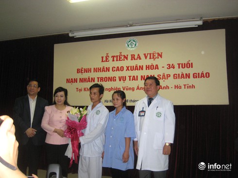 Bộ trưởng Bộ Y tế tiễn bệnh nhân vụ sập giàn giáo Formosa xuất viện - ảnh 1