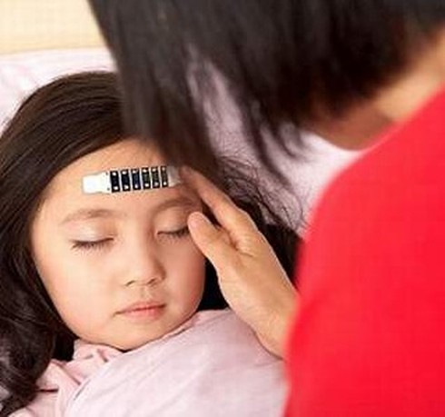 Mùa trẻ bị ốm: Chồng dọa ly hôn vì phải ở nhà chăm con - ảnh 1