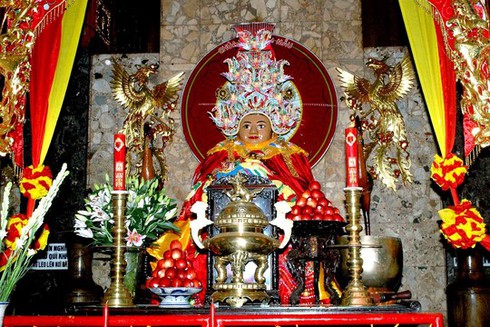 Tượng Bà Chúa Xứ núi Sam và sợi dây chuyền 'khủng' - ảnh 2