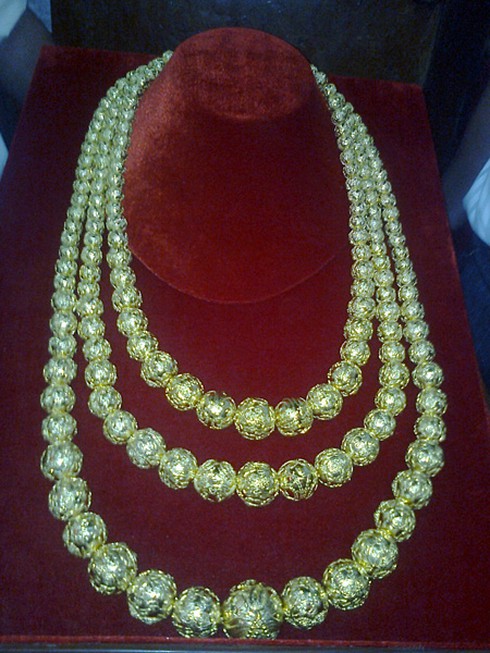 Tượng Bà Chúa Xứ núi Sam và sợi dây chuyền 'khủng' - ảnh 1