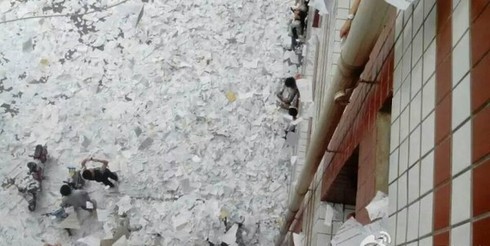Choáng trước cảnh tượng học sinh xé sách vở vứt trắng sân trường - ảnh 3