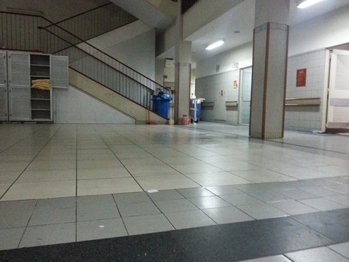 Nam bệnh nhân nhảy lầu tự tử tại Bệnh viện Bạch Mai - ảnh 1