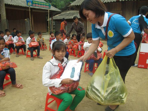 Mang yêu thương đến với học sinh vùng khó khăn của Nghệ An - ảnh 1