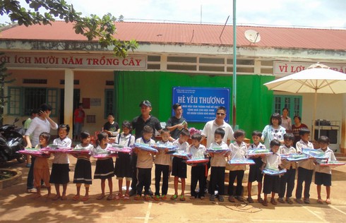 Giáo viên tiểu học chung tay vì học sinh nghèo chuẩn bị năm học mới - ảnh 1