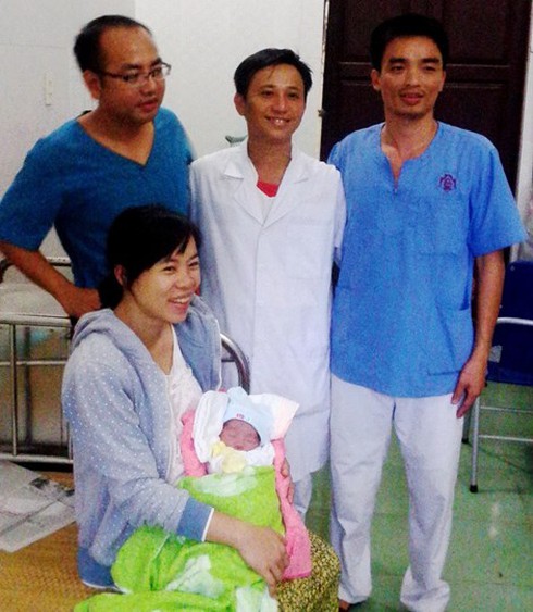 Đón bé gái chào đời tại Trường Sa - ảnh 1
