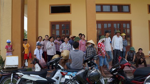 Hơn 200 học sinh nghỉ học phản đối sáp nhập trường - ảnh 1